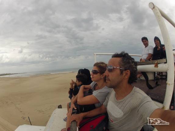 Já no trecho de praia, no caminhão em direção a Cabo Polonio, no litoral do Uruguai